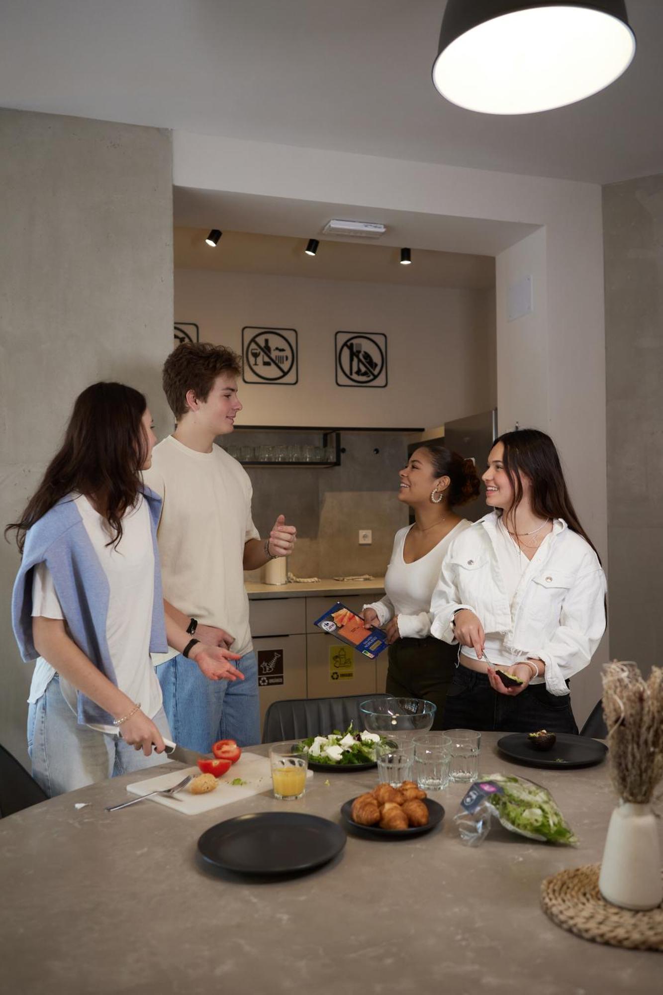 Hostel Dos Estaciones - Free Towels, Coffee & Tea, Remote Check-In Alicante Exterior photo